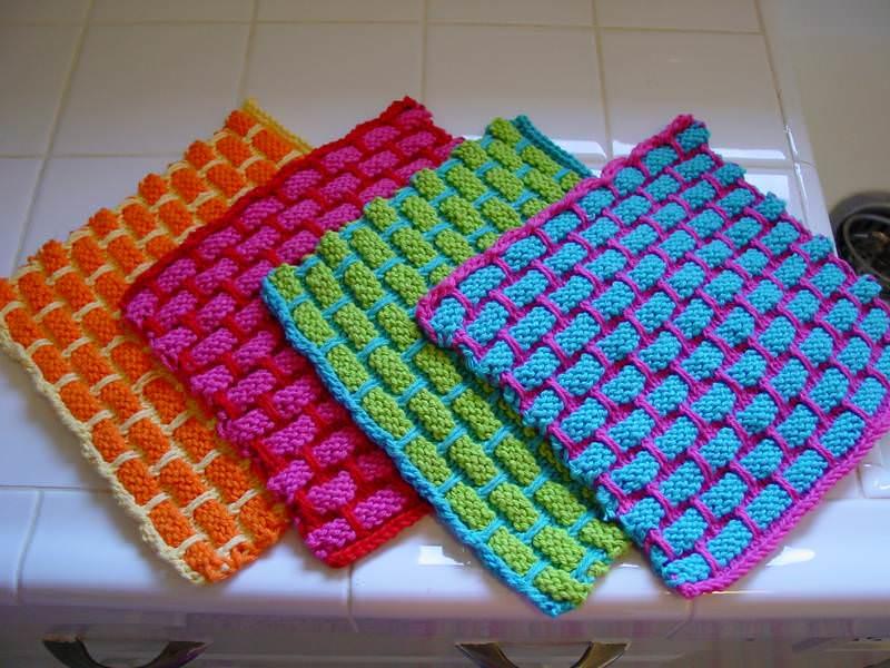 Многоцветное вязание крючком или пэчворк вязание нашло свое применение и в создании кухонных аксессуаров