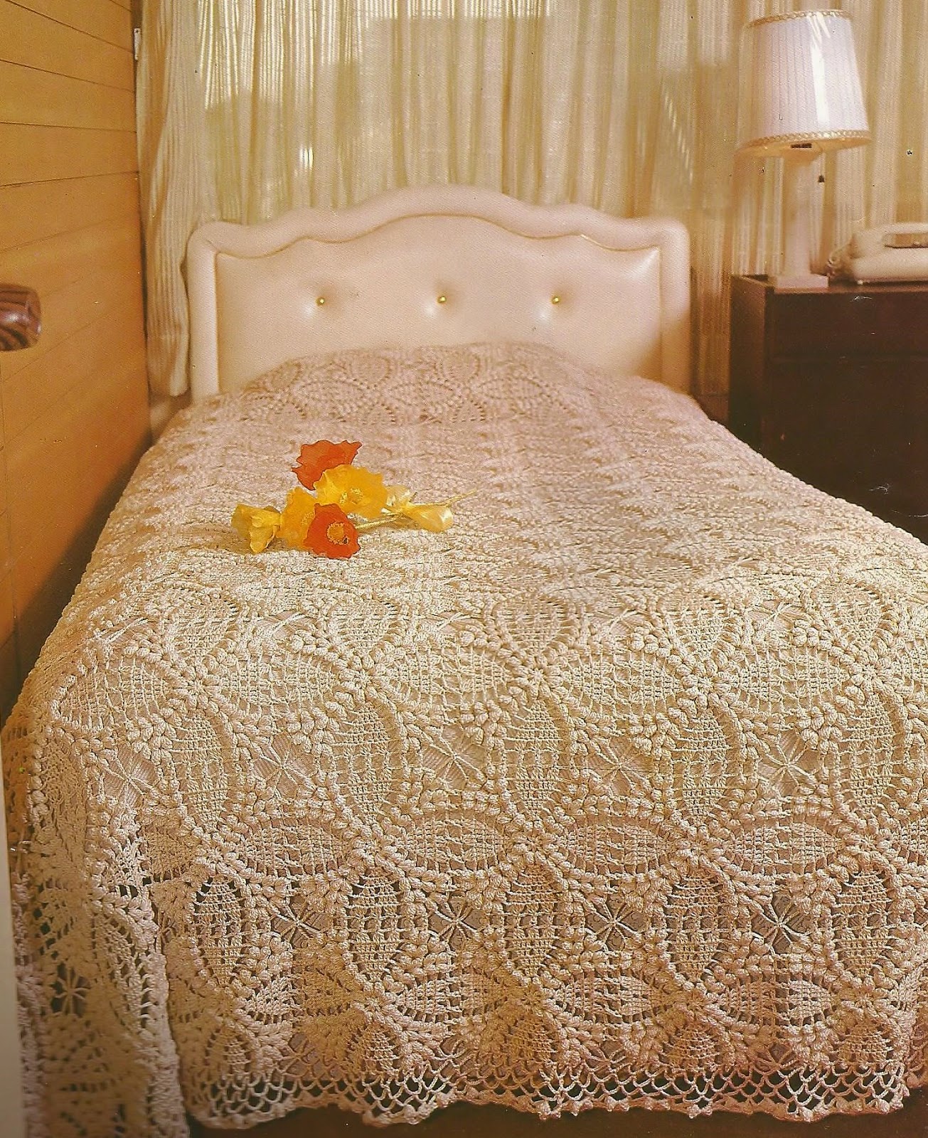 Когда я увидела схему этого покрывала, то мои сомнения по поводу давности и давно избитых ажуров, отпали сами собой. Сразу вспомнилось свадебное платье, связанное крючком и "гуляющее" по просторам интернета. 