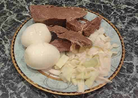 Отварная холодная говядина, яйца и капустный салат – самый щедрый ужин курса