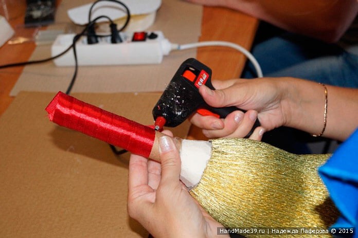 Свит-дизайн: МК «Колокольчик к 1 сентября». Закрепление ленты клеем.