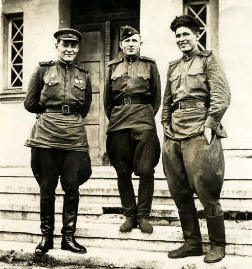 Фотография 1945г. Отец стоит слева первым.