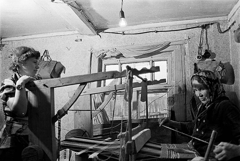 1960 год. Женщина ткет половик на домашнем ткацком станке