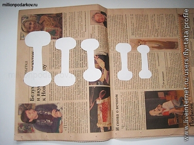 Красивый цветок из старой газеты