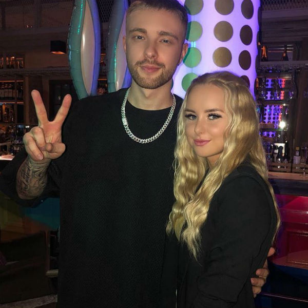 Артист с удовольствием позировал вместе с поклонниками Артист с удовольствием позировал вместе с поклонниками