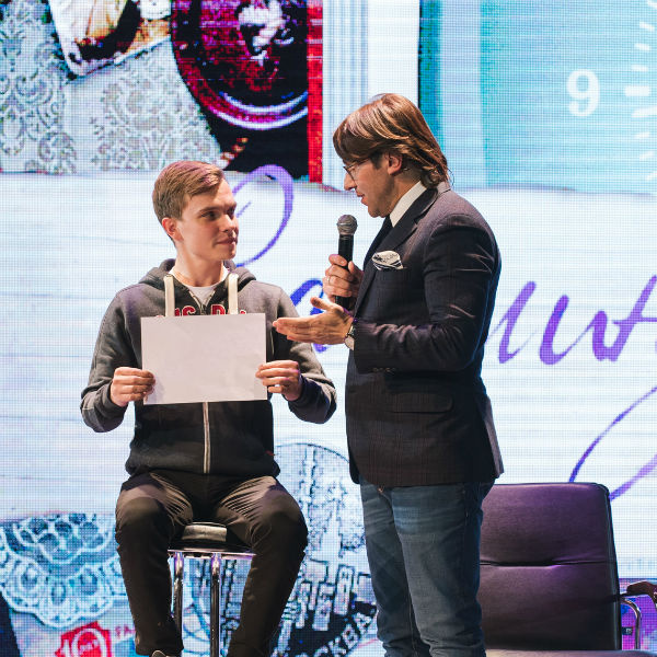 Телеведущий приглашал зрителей на сцену Телеведущий приглашал зрителей на сцену