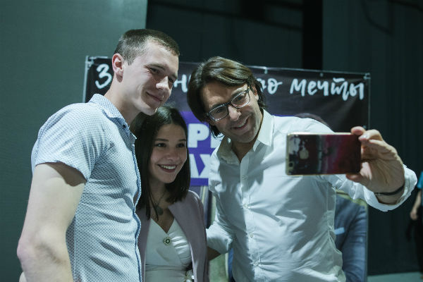 Телеведущий с удовольствием пообщался со зрителями Телеведущий с удовольствием пообщался со зрителями