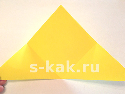 Складываем цветную бумагу по диагонали Объемная звезда из бумаги. Шаг 2