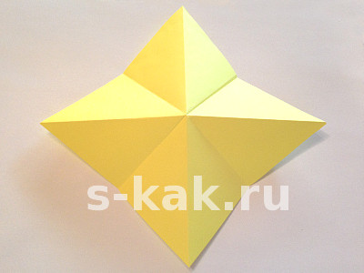 Что должно получиться после складывания квадрата Как сделать объемную звезду из бумаги. Шаг 2