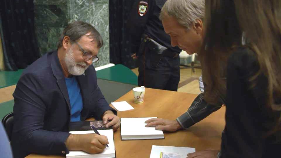Автограф-сессия в Челябинске. Фото: со странички в facebook Александра Литвина. 