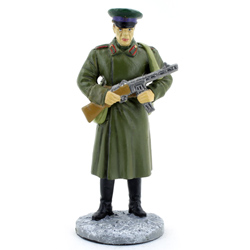 Оловянная миниатюра красноармеец пограничных войск НКВД в зимней форме