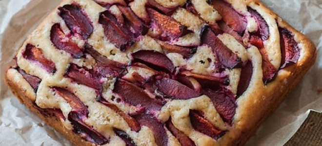 Бисквитный пирог со сливами