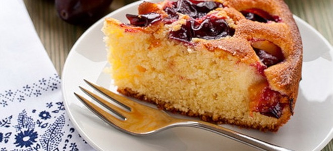 Пирог со сливами на кефире