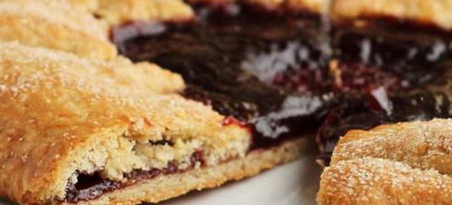 Пирог со сливовым вареньем