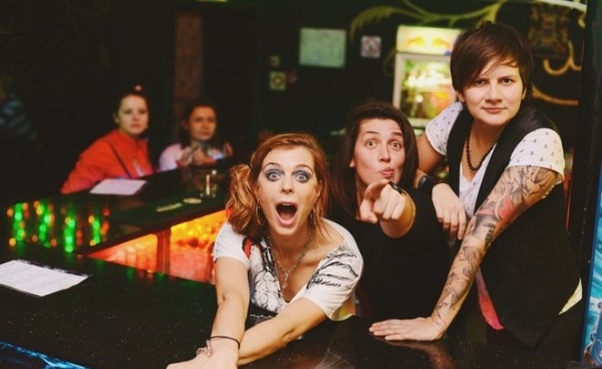 Кристина Кузьмина и Ксения Инфинити (справа)