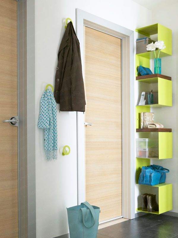 Красивые полки на стену - фото угловой в прихожей Оригинальные полки на стену - угловая полка в прихожей