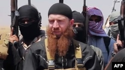 Умар аль-Шишани, один из полевых командиров группировки "Исламское государство" (в центре).