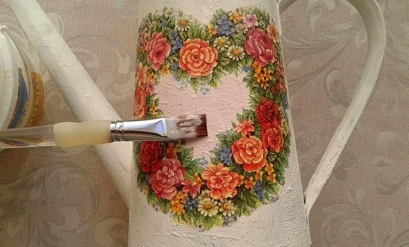 При необходимости можно тонкой кистью дорисовать детали или применить состаривание поверхности