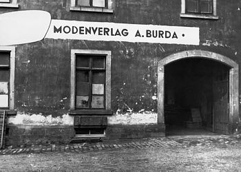 Здесь началась история журнала Burda. Надпись на немецком гласит: "Издательство мод АБурда".