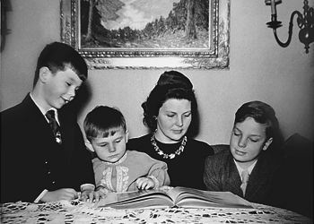 Энне Бурда - мать троих сыновей. Один из них, Hubert, возглавит потом медиа-империю Burda, выкупив долю остальных наследников.