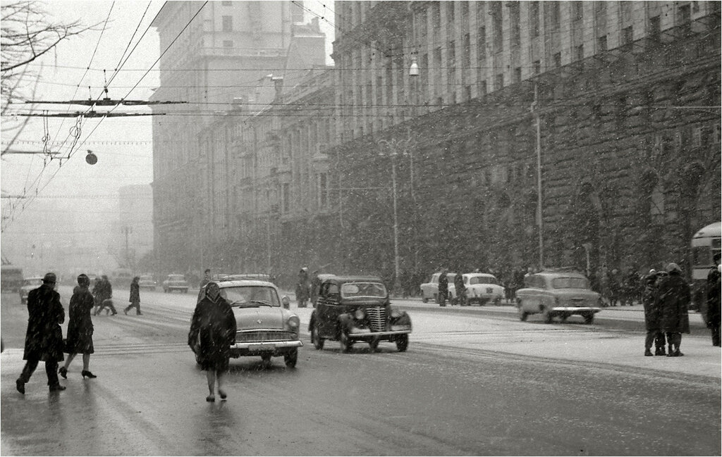 Ул. Твеская (Горького) на пересечении с Б.Грузинской. 1963.jpg