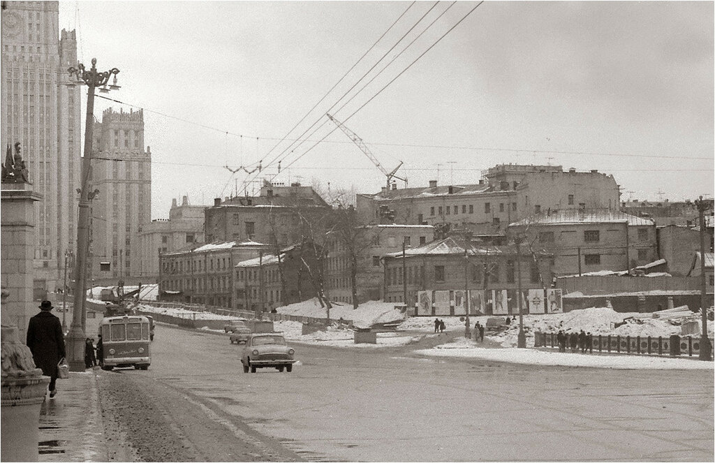 Вид на Смоленскую ул. и здание МИД с Бородинского моста 1966.jpg