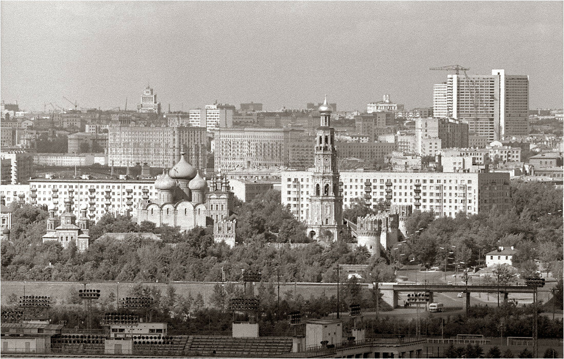 Новодевичий монастырь. Вид с Воробьевых (Ленинских) гор. 1967.jpg