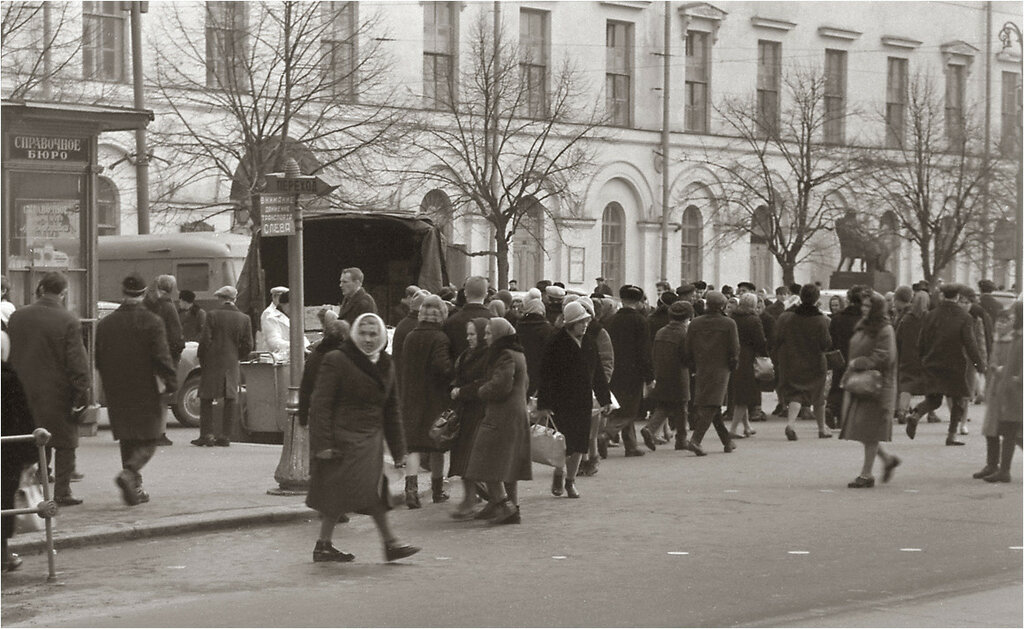 У Малого Театра, 1964 год..jpg