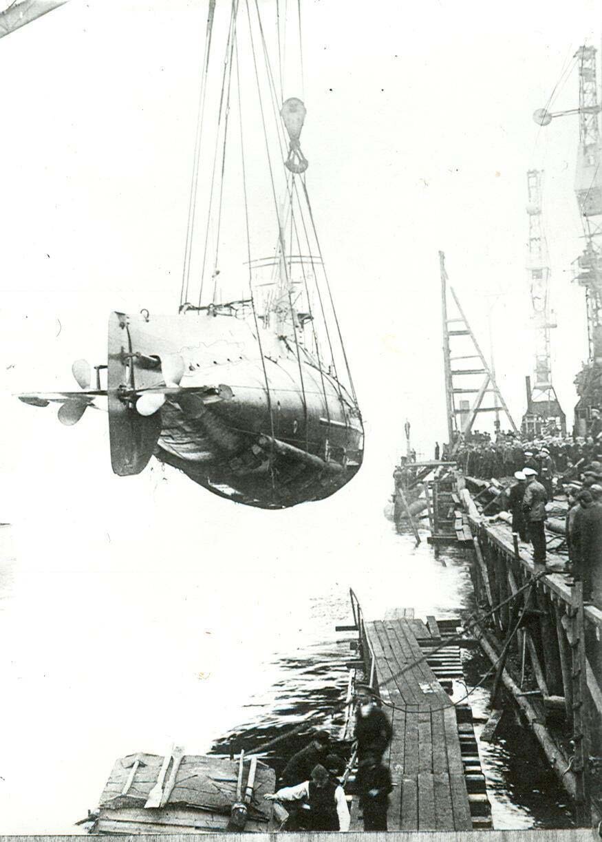 02. Спуск на воду подводной лодки типа АГ , созданной на заводе 02. Спуск на воду подводной лодки типа АГ , созданной на заводе