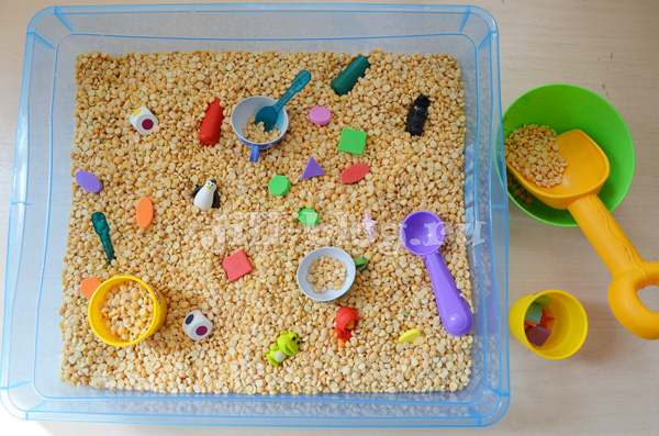Сенсорные коробки для детей от 6 месяцев до 2 лет Сенсорная коробка с крупой и мелкими предметами
