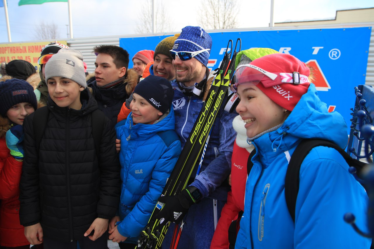 Победитель спринтерской гонки Сергей Устюгов (представитель сборной Ханты-Мансийского автономного округа) охотно фотографировался с юными болельщиками