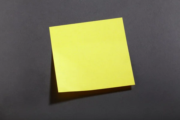 Желтый записки на доске — стоковое фото