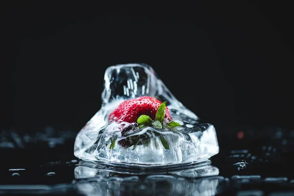 Клубника замороженная в кубик льда — стоковое изображение Клубника замороженная в кубик льда Стоковое Фото