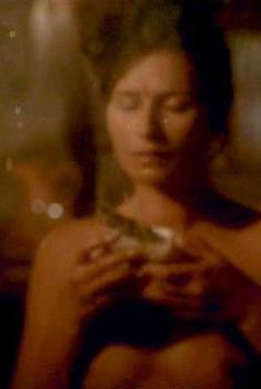 Карина Ломбард оголила грудь в фильме «Герой-одиночка», 1996